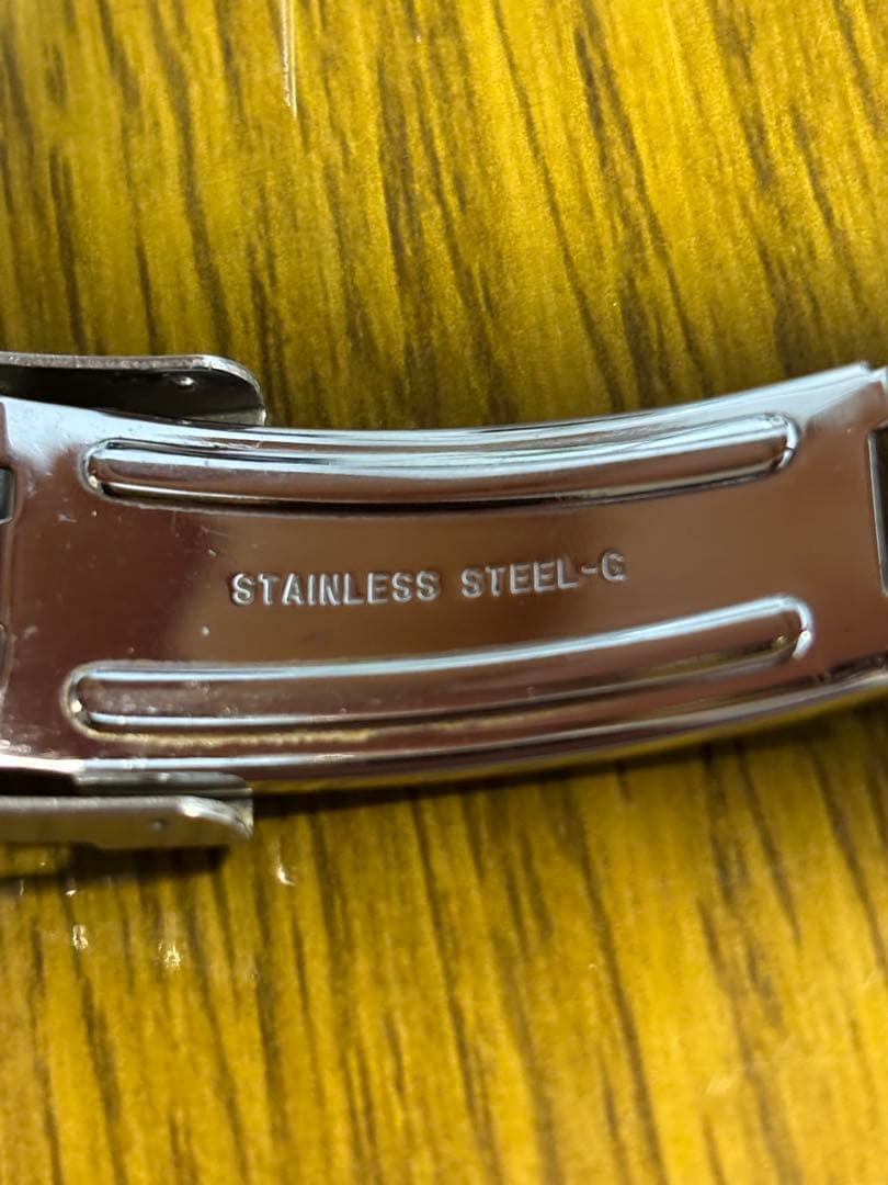 青い文字盤とクロノグラフ機能を備えたSEIKOの100M防水時計。