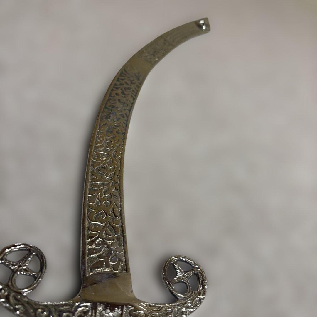 湾曲刃の金属製刀