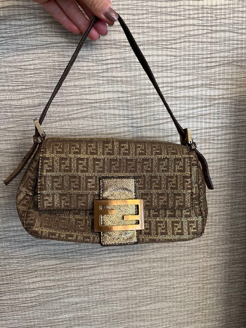 Fendi ロゴ入り ゴールド ハンドバッグ