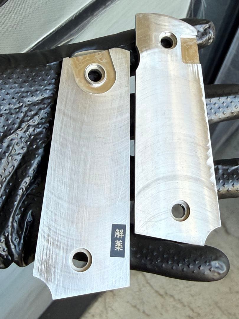 1911タイプ対応 グリップ周辺 装飾パーツ ステンレス製 巻草彫刻 工芸仕上げ