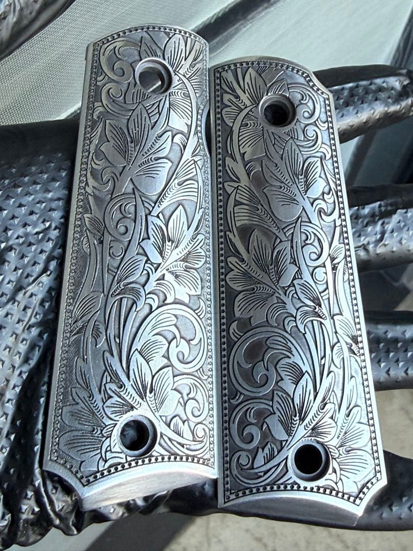 1911タイプ対応 グリップ周辺 装飾パーツ ステンレス製 巻草彫刻 工芸仕上げ