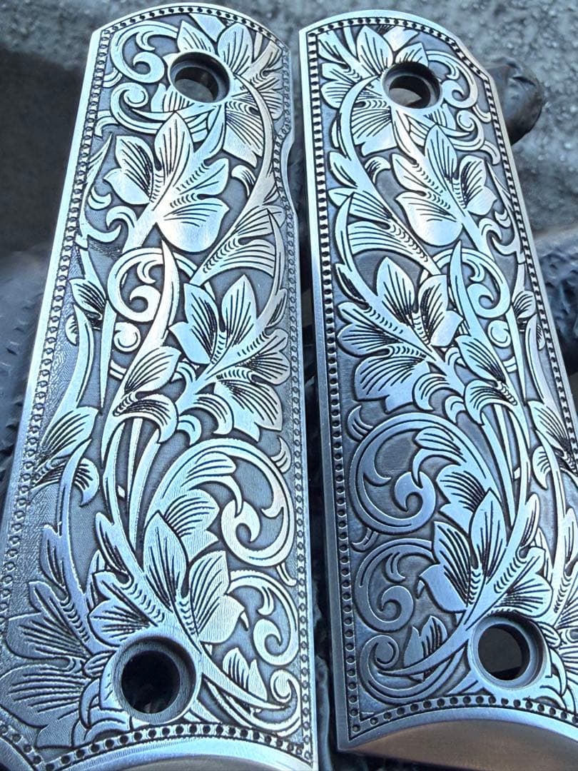 1911タイプ対応 グリップ周辺 装飾パーツ ステンレス製 巻草彫刻 工芸仕上げ