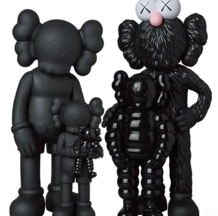 KAWS FAMILY BROWN/BLUE/WHITE とBLACK 2セット
