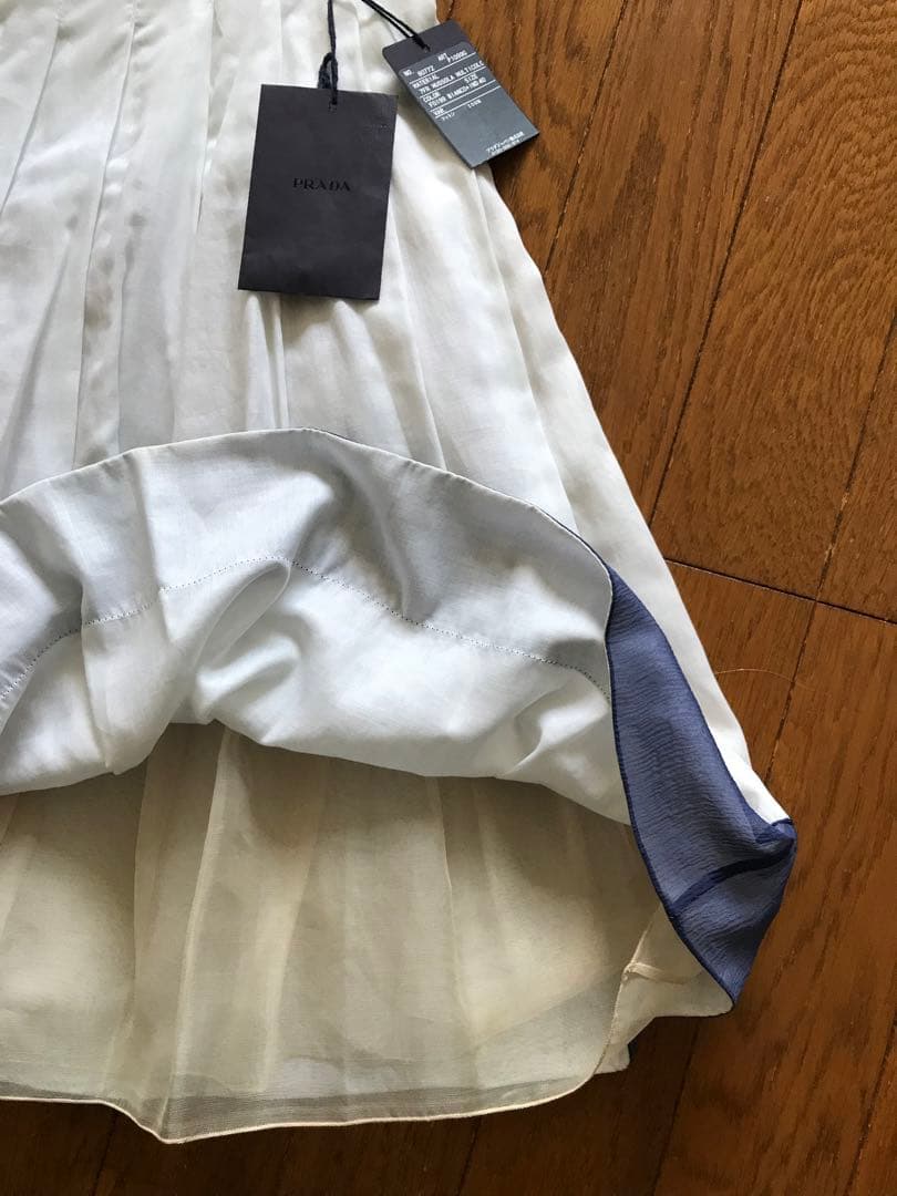 プラダ　タックフレアスカート　白/紺