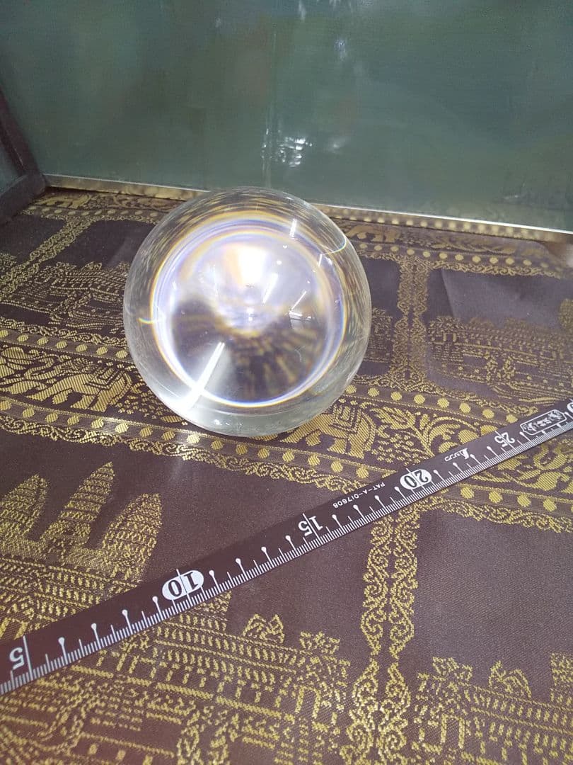 ガラス玉か水晶