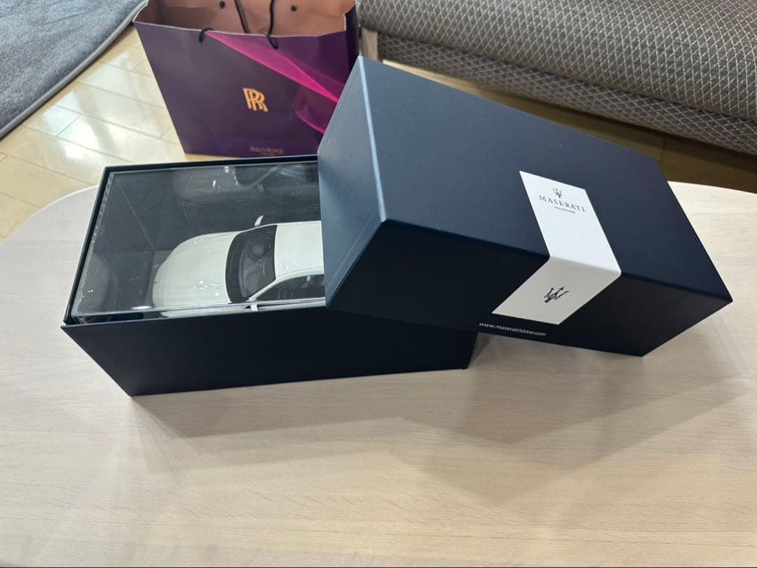 Maserati Ghibli ホワイト 1/43 ミニカー