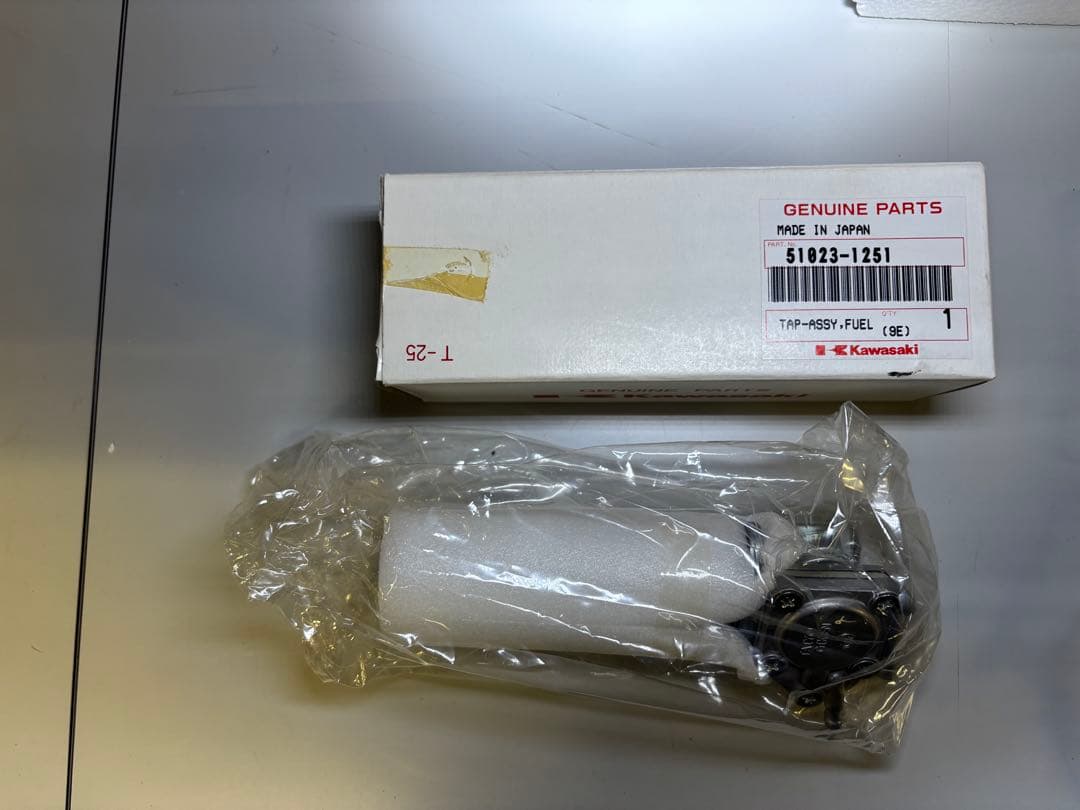 Kawasaki w650 タンク　純正　エンブレム、ニーパット付属