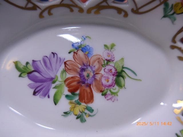 美しいドレスデンの忘れな花のレリーフが可愛らしい陶器の透かしのバスケットです