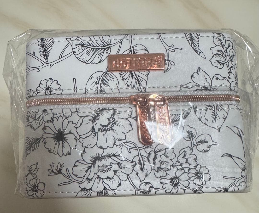 【新品・未開封】2022 ドテラ　バニティー　フラワー柄