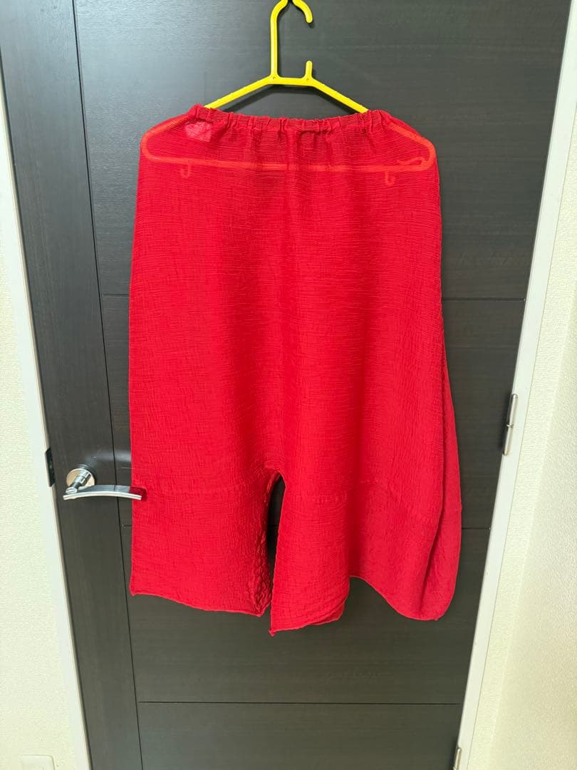 イッセイミヤケissey miyake me シスール赤いサルエルパンツ