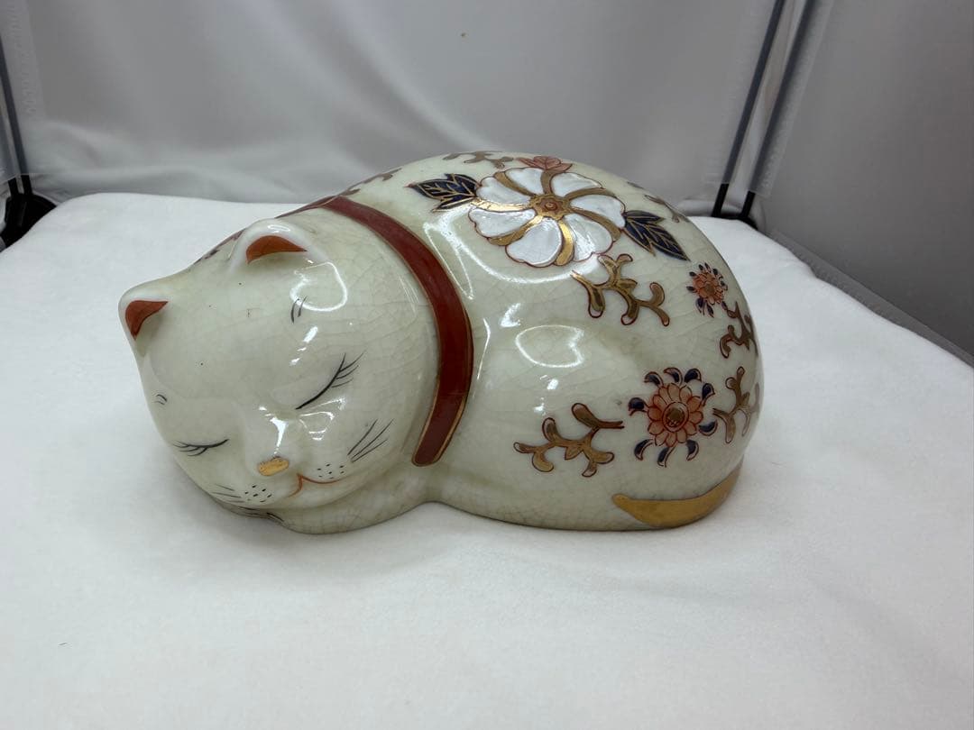 伊万里焼　眠り猫　赤色・金彩・唐草模様