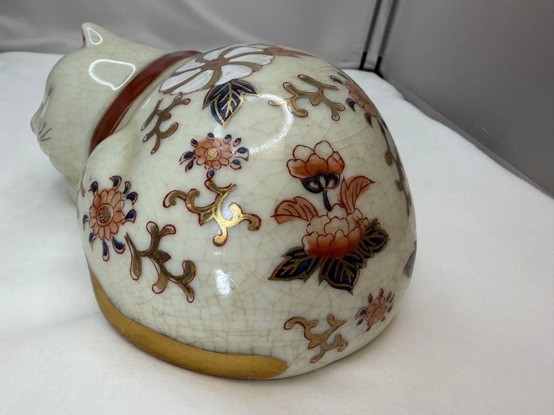 伊万里焼　眠り猫　赤色・金彩・唐草模様