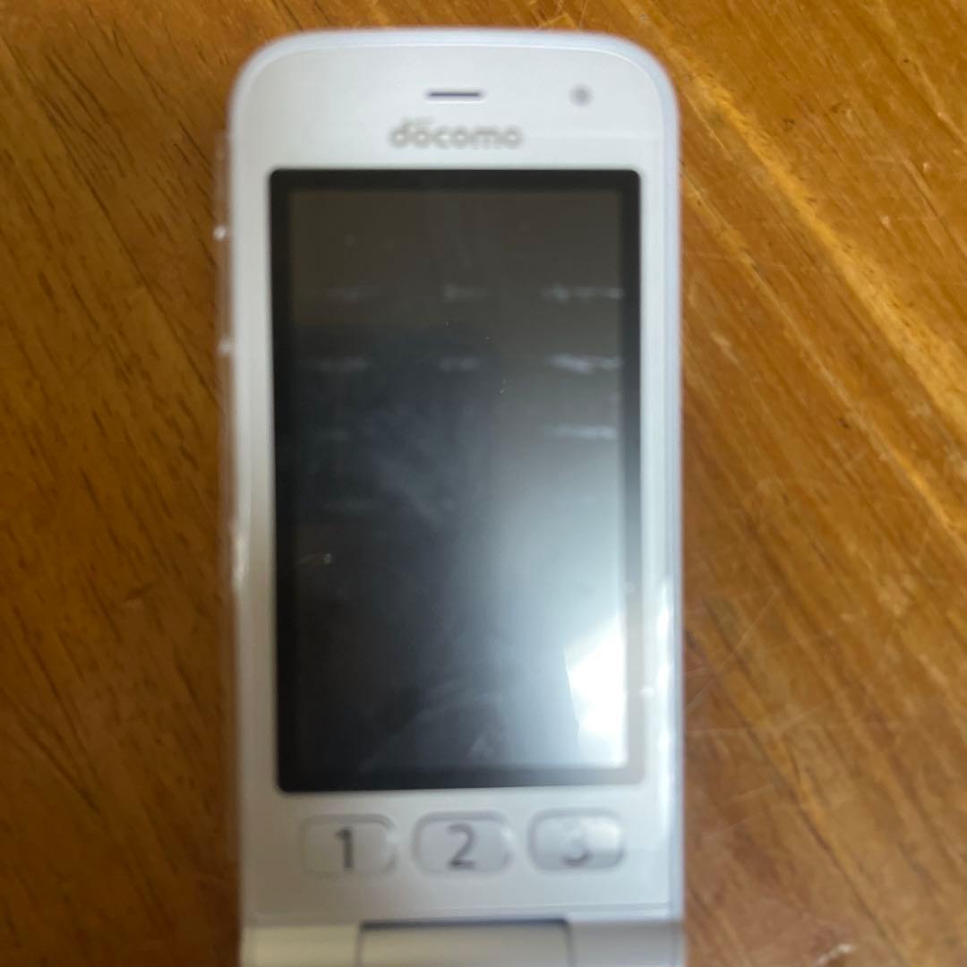 F-01M ホワイト 折りたたみ式携帯電話 本体(充電器一式)