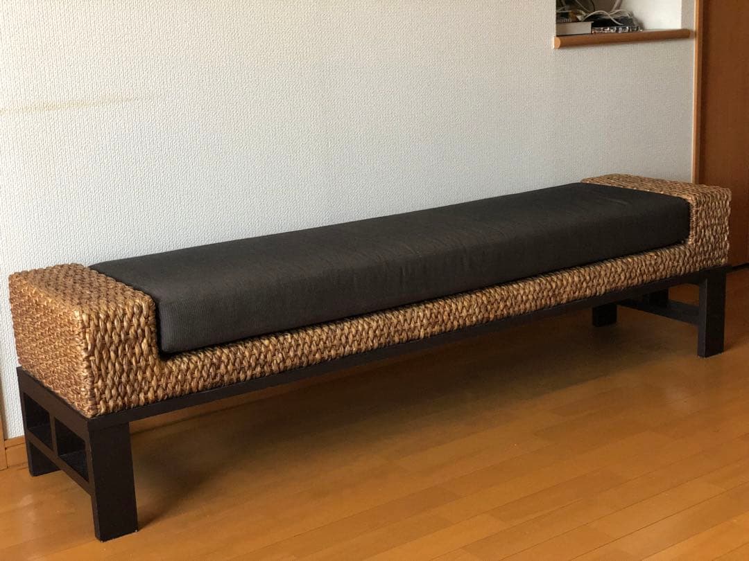 天然素材ウォーターヒヤシンスと布地のシンプルなベンチ
