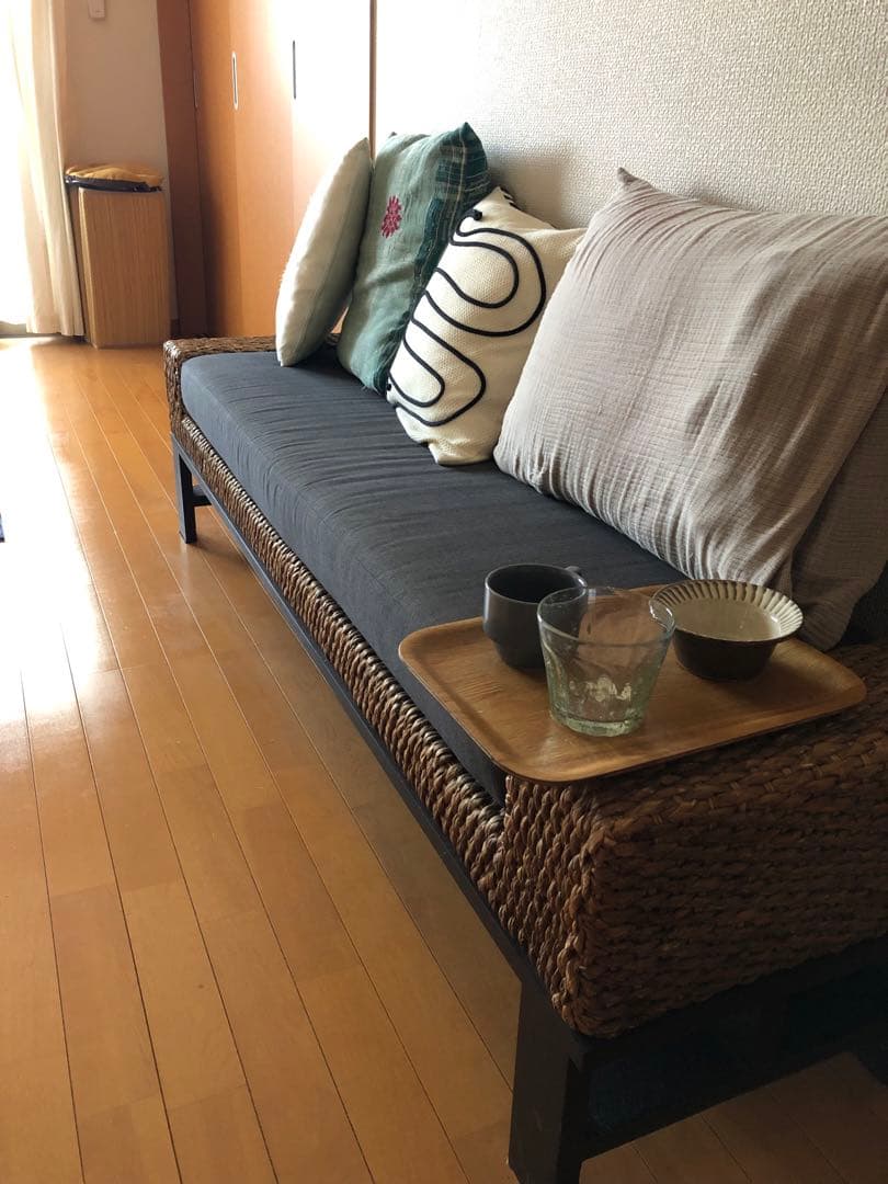 天然素材ウォーターヒヤシンスと布地のシンプルなベンチ