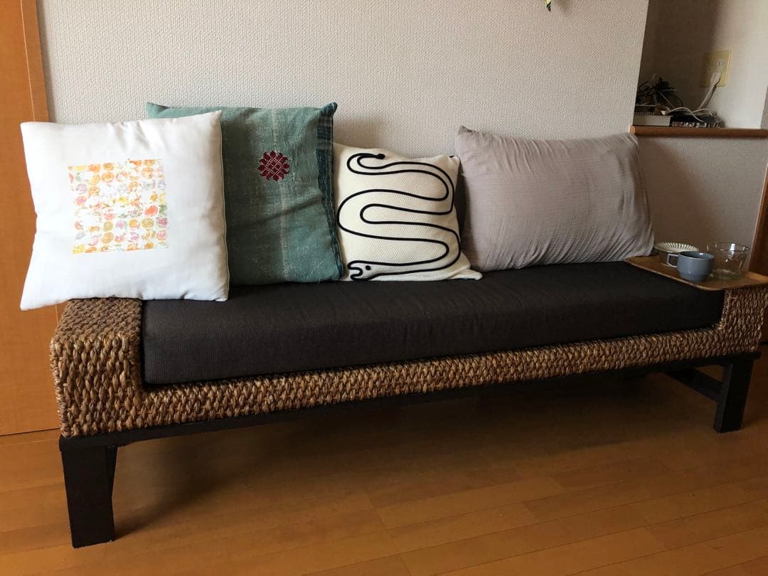 天然素材ウォーターヒヤシンスと布地のシンプルなベンチ