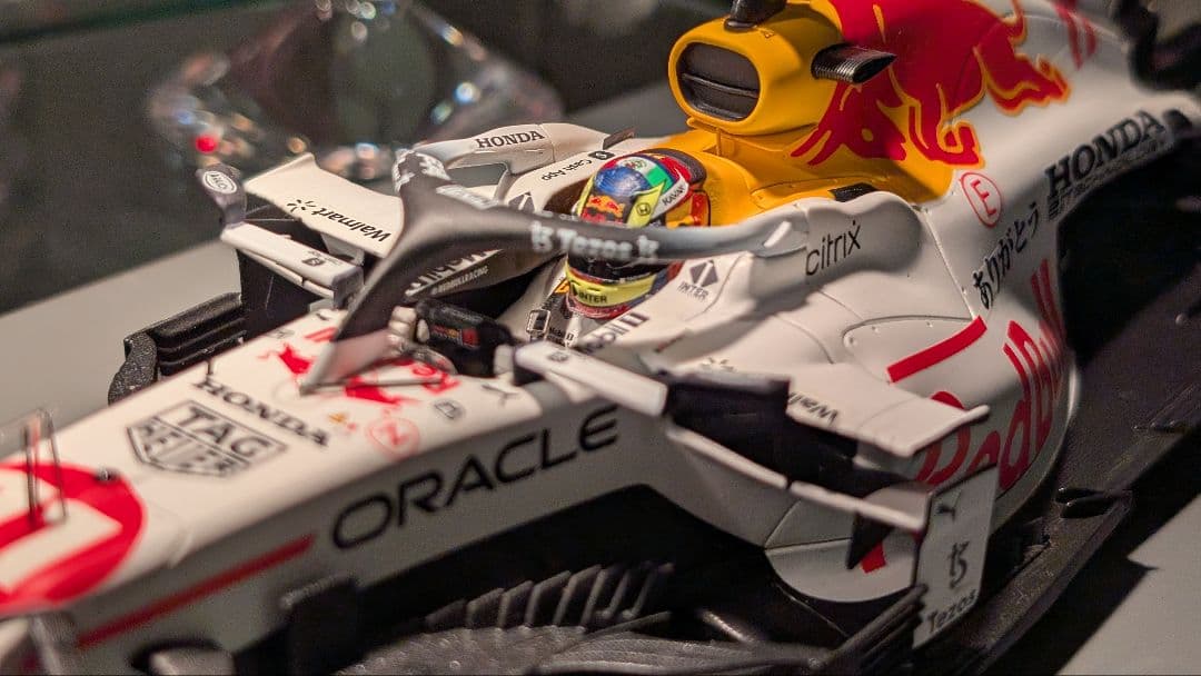 【美品】レッドブル・ホンダRB16B ありがとう号 1/18 セルジオ・ペレス