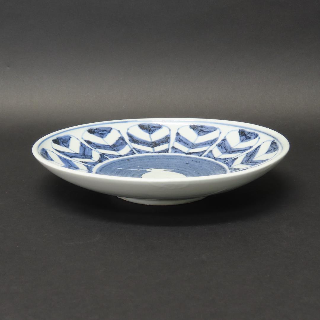 352【初期伊万里写 染付白鷺矢筈文 七寸皿】　検)加藤静允 / 古伊万里