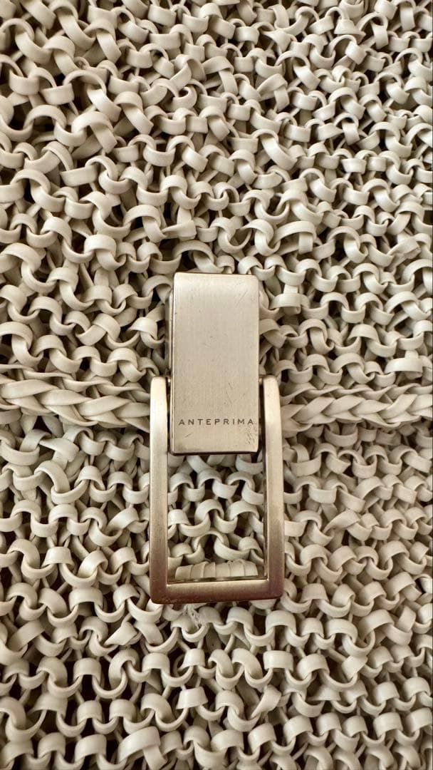 アンテプリマ グラッフェッタ チェーンバッグ　マットホワイト