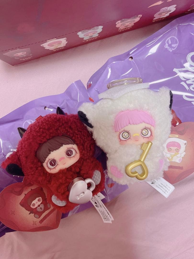 メイメイ赤い悪魔と白いクマのぬいぐるみ