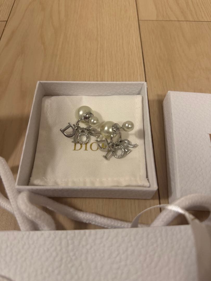【極美品】Dior パール ロゴ ピアス 未使用