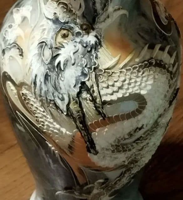 白磁器の花瓶です山水画の上に盛り上がった 立体画の龍ドラゴンが今にも飛び出しそう