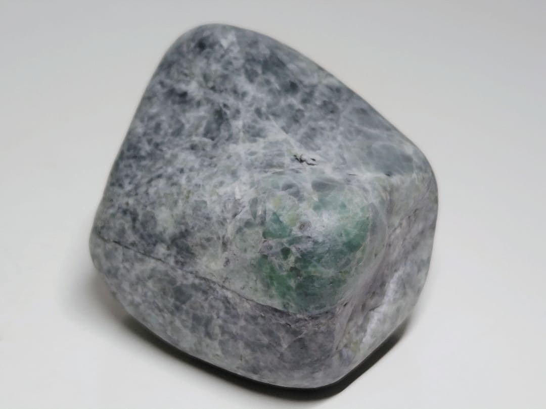 糸魚川135 翡翠 277g ヒスイ 原石 鑑賞石 自然石 誕生石 鉱物 鉱石