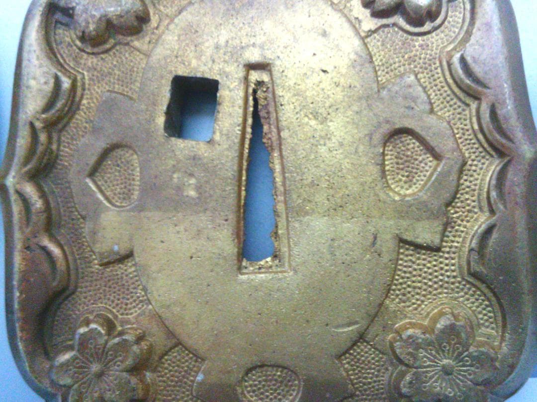 掘出し！【軍刀鐔 鍔 つば　2種類　小道具・N17・ミリタリー】縁頭目貫　刀装具