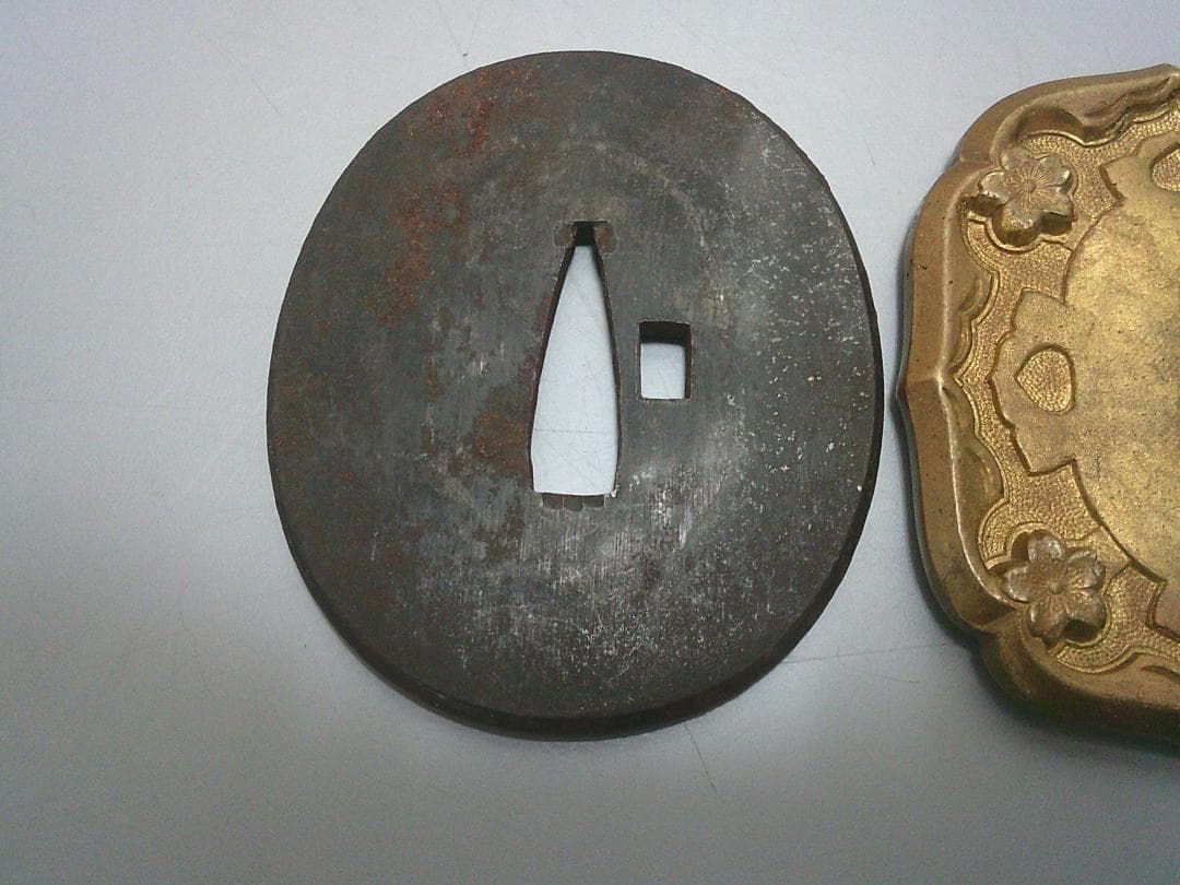 掘出し！【軍刀鐔 鍔 つば　2種類　小道具・N17・ミリタリー】縁頭目貫　刀装具