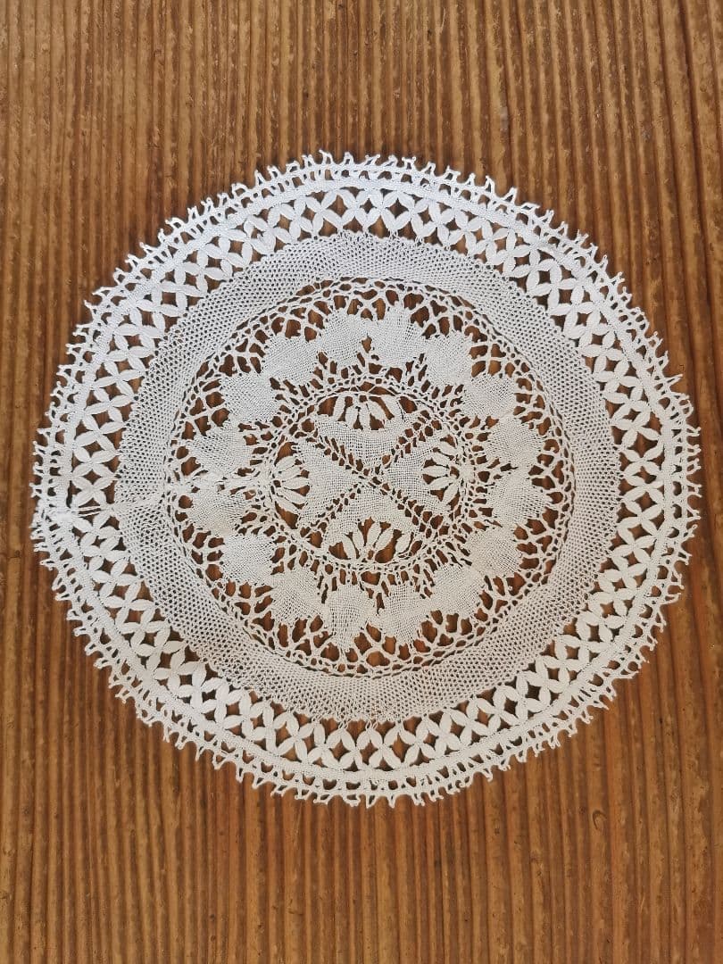 アンティーク マルチーズレース リネンラウンドドイリー マルタ十字✠ ペアセット