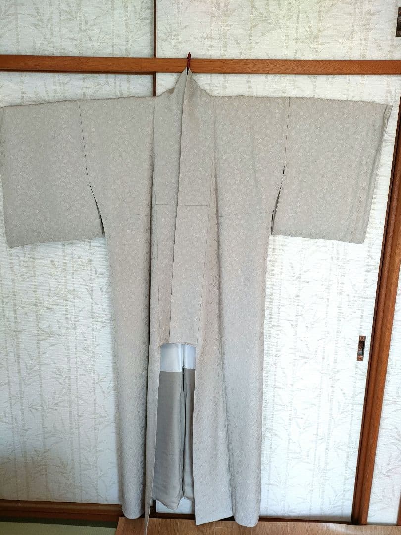 【皇室献上工場謹製】着物　色無地　愛子様お印　ゴヨウツツジ柄　美品