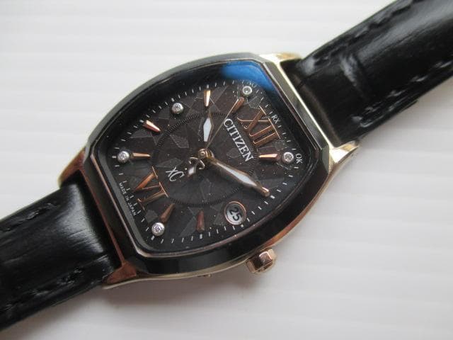 ●CITIZEN/ XC/柄入黒文字盤/エコドライブ電波時計/レディース時計●