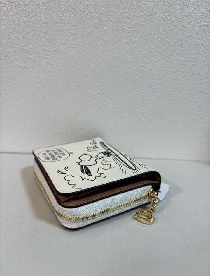 新品未使用コーチ二つ折り財布スヌーピー柄ホワイトレディース送料無料即日発送