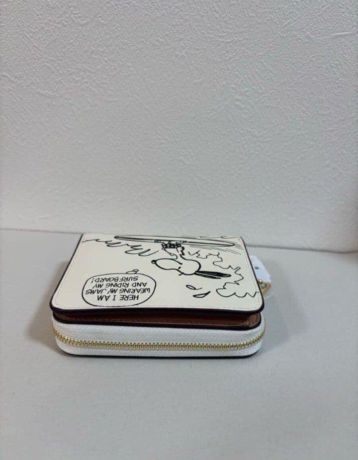 新品未使用コーチ二つ折り財布スヌーピー柄ホワイトレディース送料無料即日発送