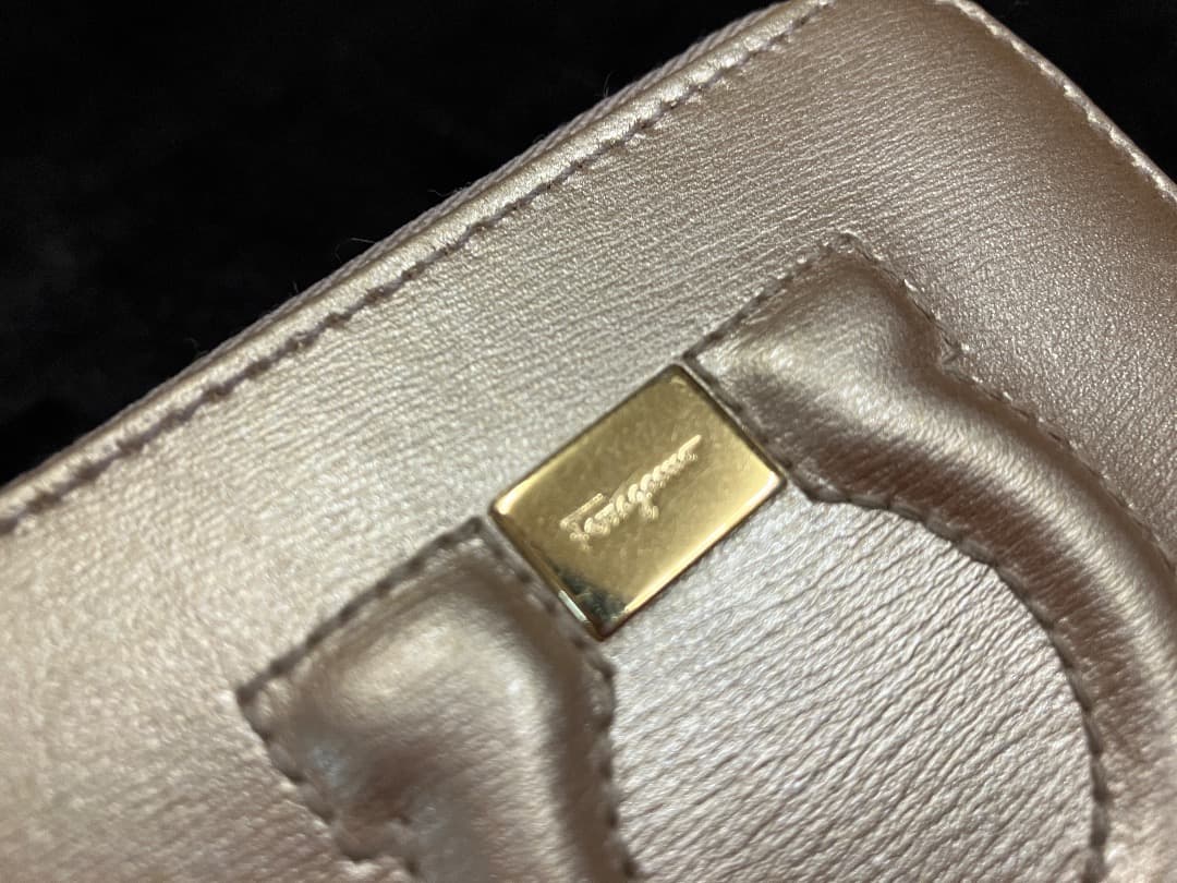 あ*も様 フェラガモ 二つ折り財布 ガンチーニ　ラウンドジップ /ゴールド