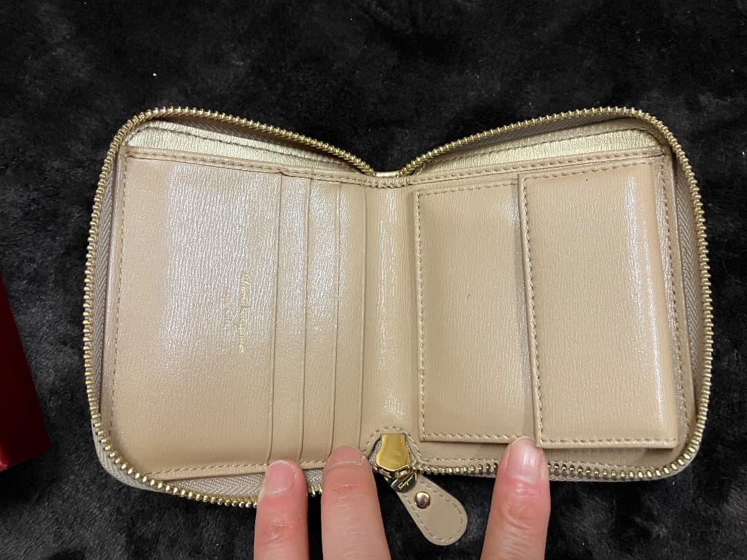 あ*も様 フェラガモ 二つ折り財布 ガンチーニ　ラウンドジップ /ゴールド