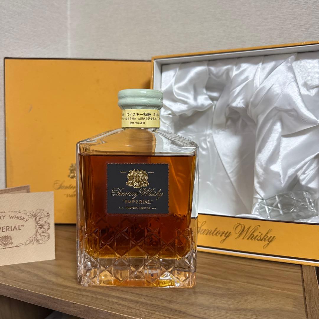 サントリー インペリアル カガミクリスタル ウイスキー　　600ml 箱付。