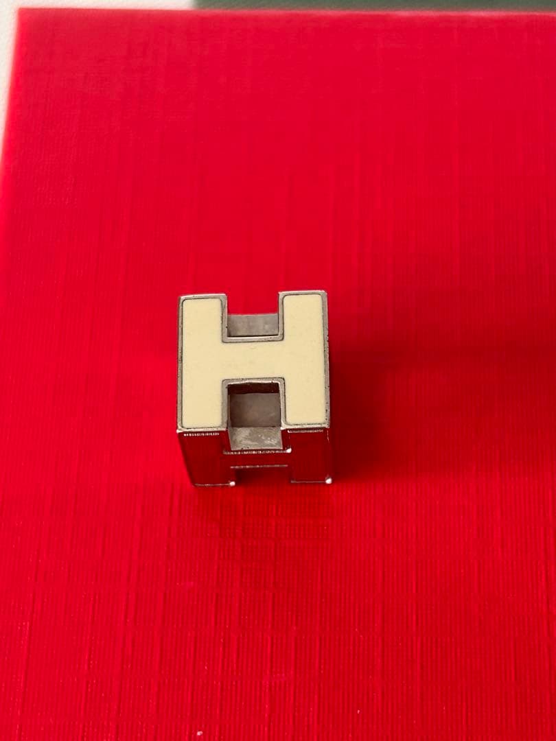 HERMES エルメス キューブ型Hペンダントトップ　白