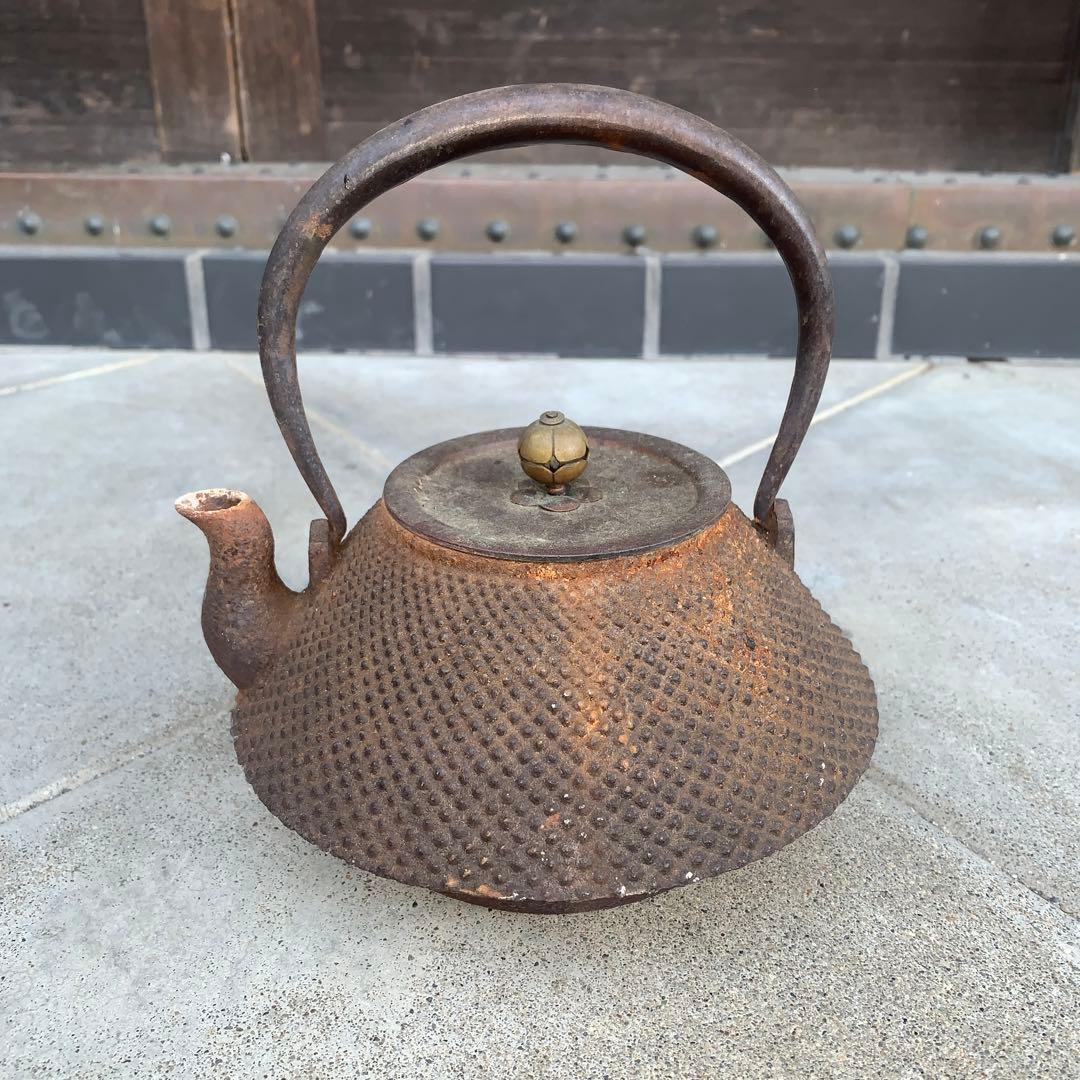 網目模様の鉄瓶 鉄製の鉄瓶 真鍮製の蓋付き