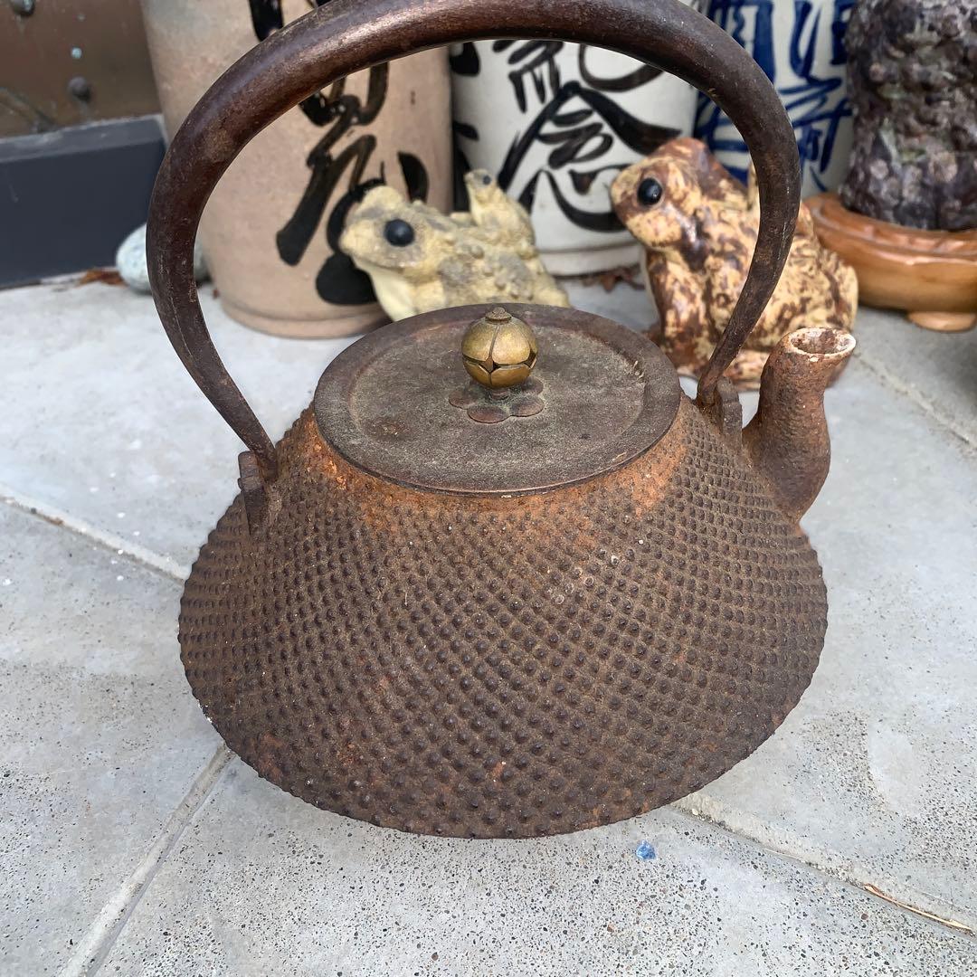 網目模様の鉄瓶 鉄製の鉄瓶 真鍮製の蓋付き