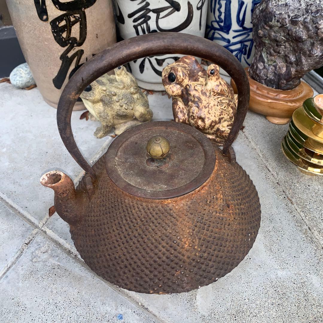 網目模様の鉄瓶 鉄製の鉄瓶 真鍮製の蓋付き