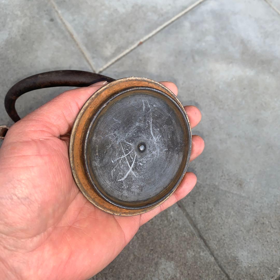 網目模様の鉄瓶 鉄製の鉄瓶 真鍮製の蓋付き