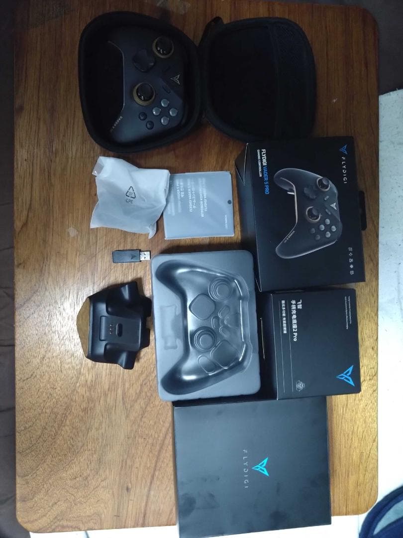 【ほぼ未使用】Flydigi Vader 5 Pro 充電ドック・ケース付