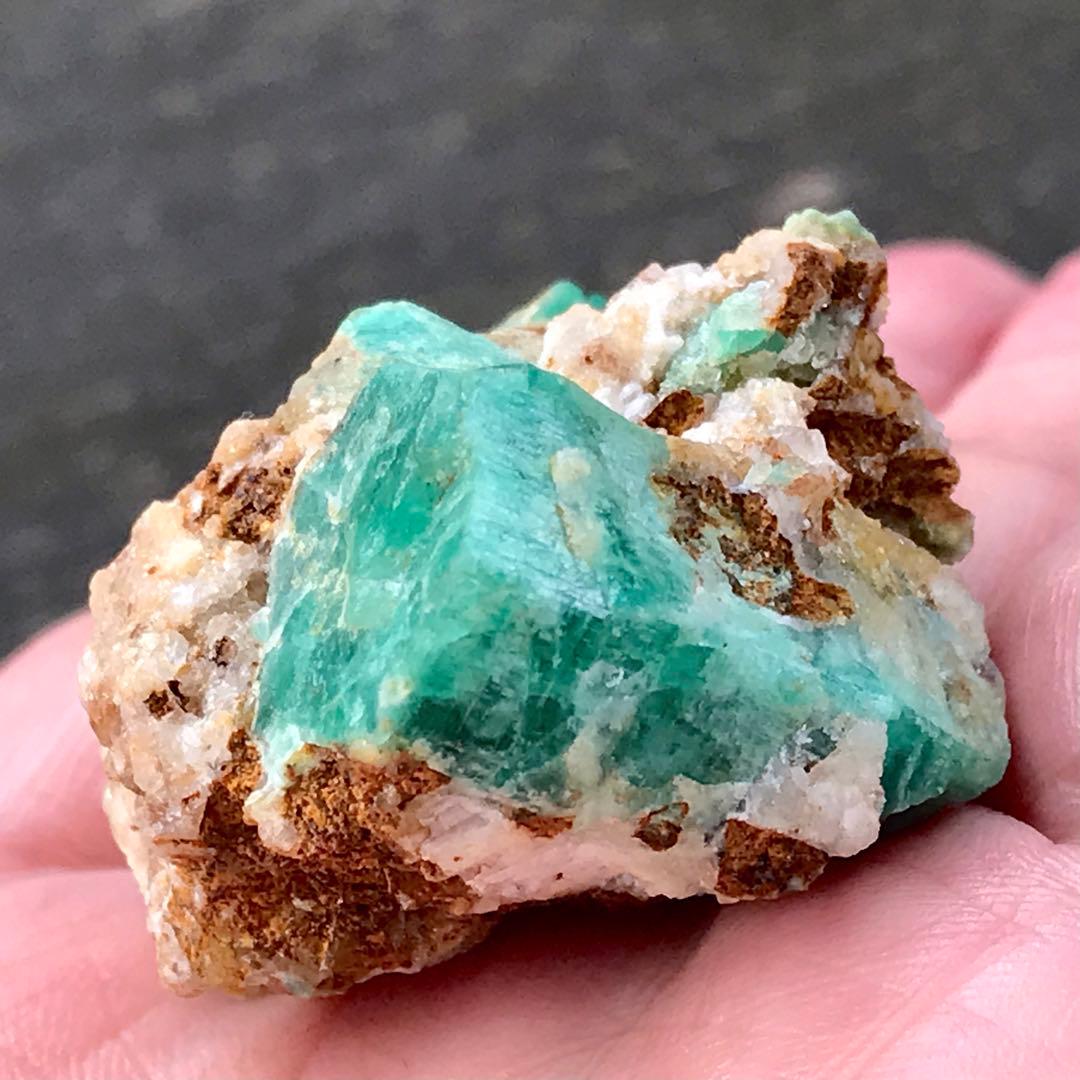 エメラルド 原石 126.7ct 六角 柱 ヘキサゴン パキスタン 天然石 宝石