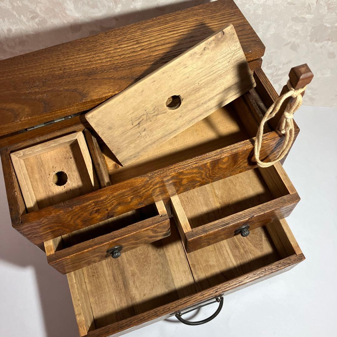 最小サイズの骨董時代物針箱（表面：欅、内側：桐）