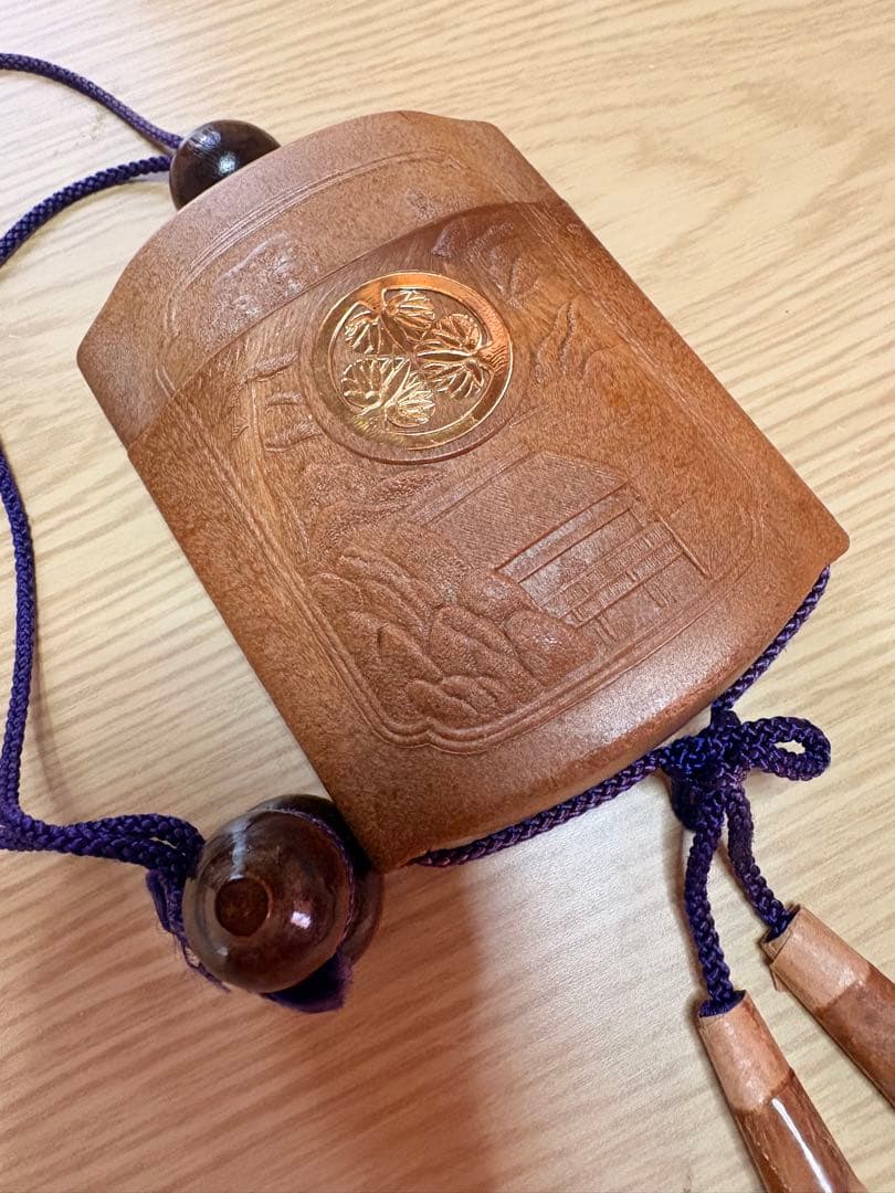 木製彫刻印籠 茶色 紫色紐付き