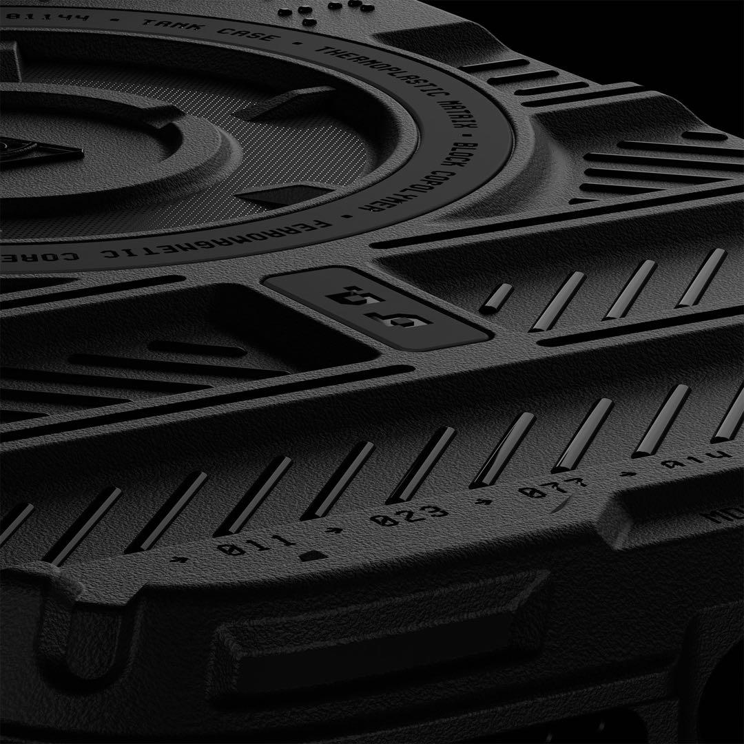 iPhoneアクセサリー dbrand TANK CASE with NAPALM BUTTON