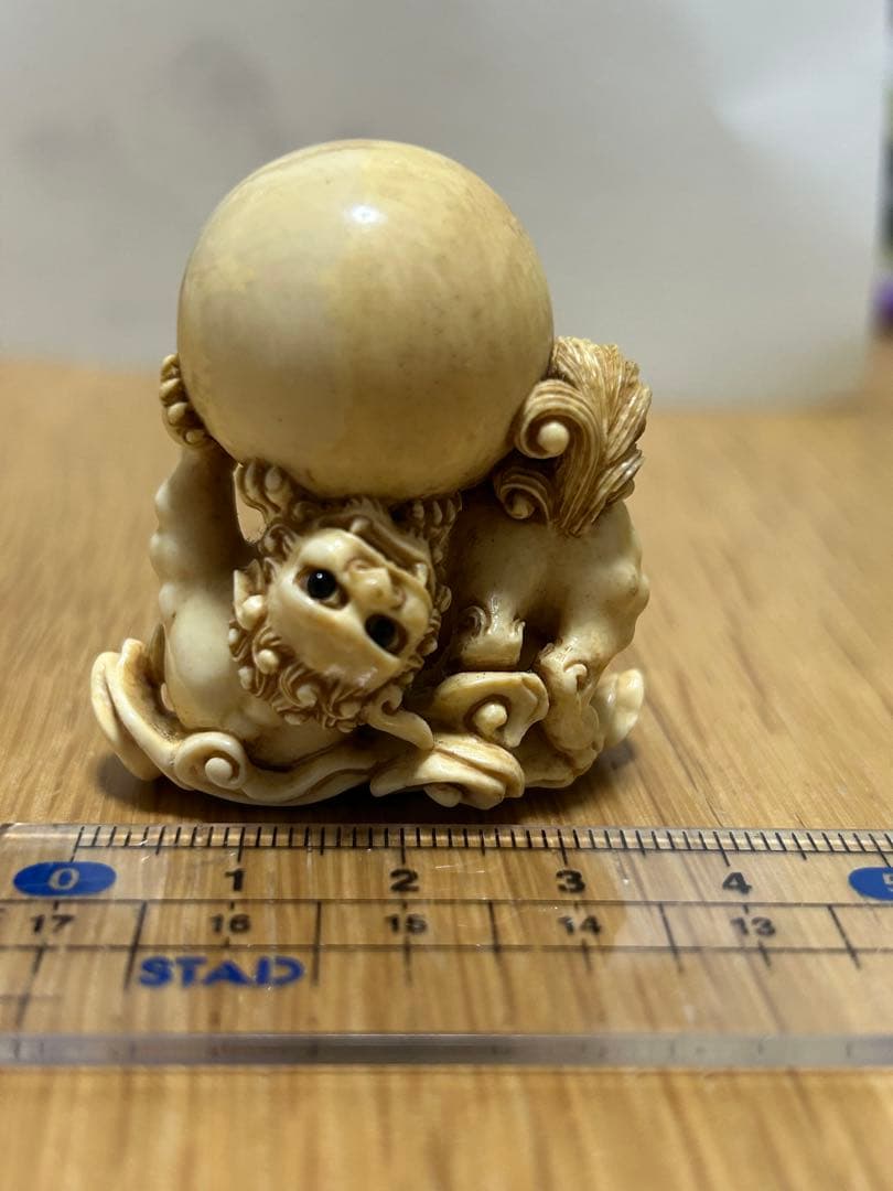 根付　獅子と玉 天然素材　銘「松山」