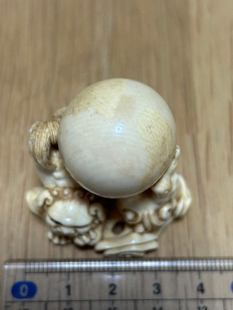 根付　獅子と玉 天然素材　銘「松山」