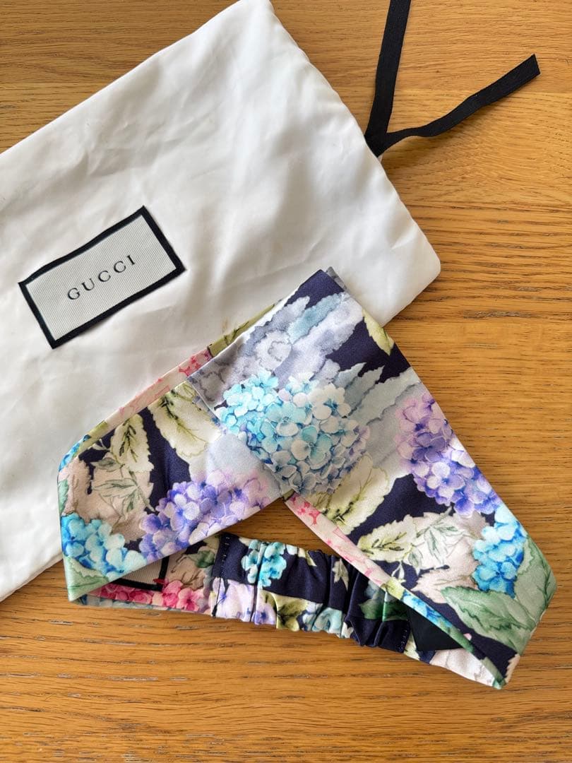 GUCCI フラワープリント ヘアバンド　紫陽花